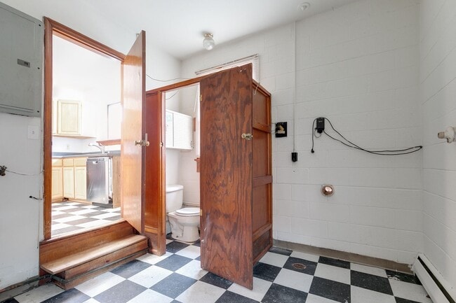 Building Photo - 3 Bedroom & 1.5 Bathroom with Huge Fenced ...