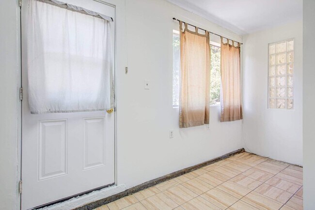 Building Photo - 2372 Overland Ave