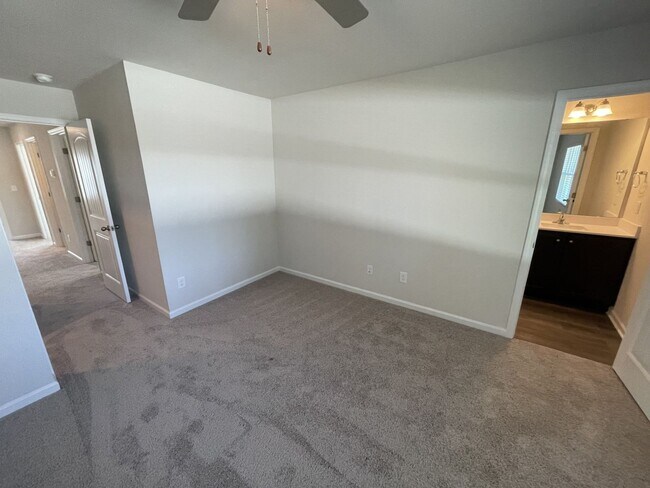 Building Photo - 3 Bd 2.5 Ba Townhome