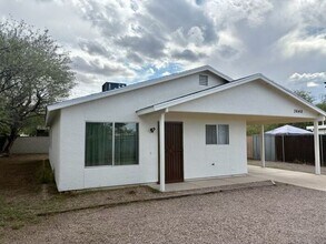 Building Photo - Charming three bedroom - two bathroom GREA...
