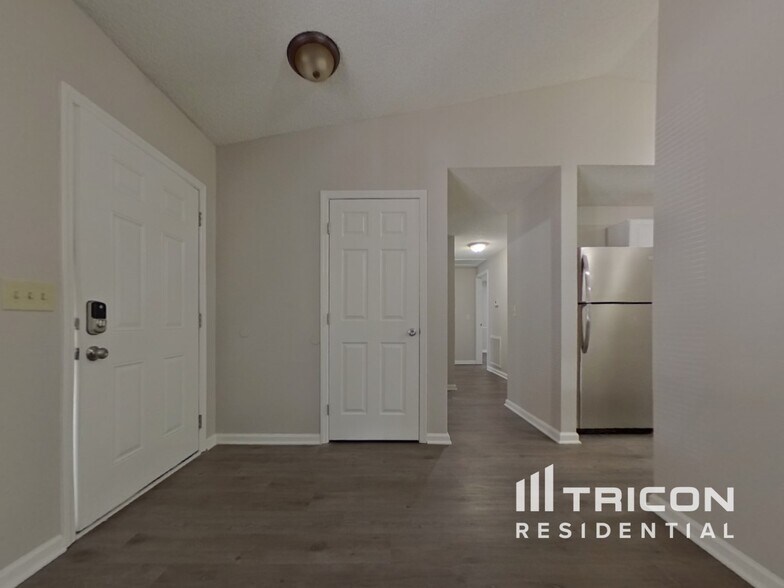 Building Photo - 201 Raintree Dr