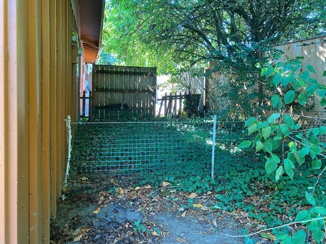 Building Photo - Darling 2 bedroom condo with fenced yard