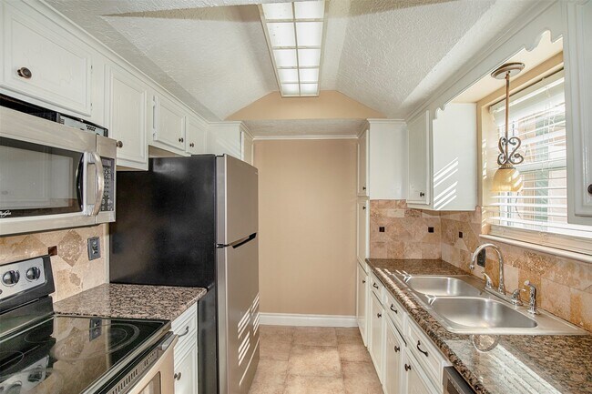 Building Photo - 431 Sunset Dr