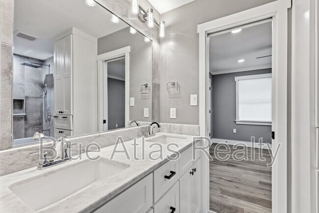 Building Photo - 15625 Terrace Lawn Cir