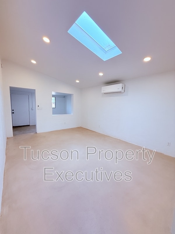 Building Photo - 814 N Alvernon Way