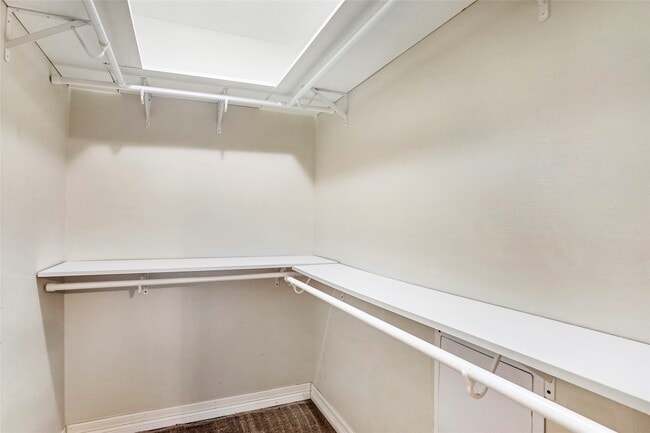 Building Photo - 2106 Stonecrest Dr