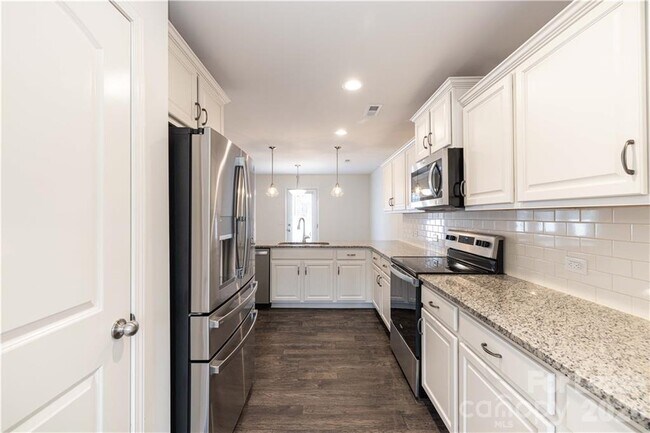 Building Photo - 824 Yorkshire Dr