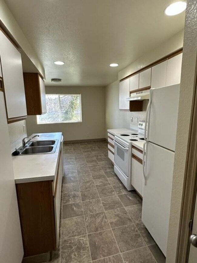 Building Photo - Rent Special: 1/2 Off February's Rent 2 Bedroom 1 Bath Unit NE Salem!