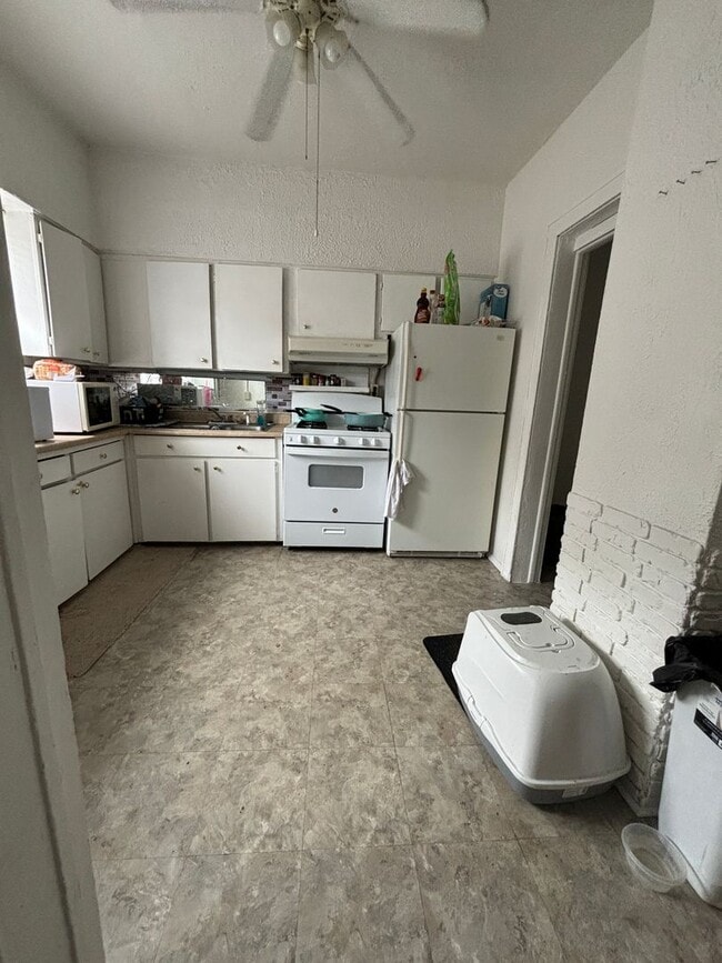 Building Photo - Spacious 3 bedroom, 1 bathroom House