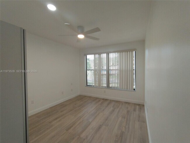 Building Photo - 15509 N Miami Lakeway