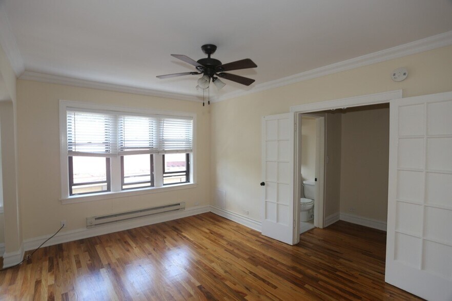 Building Photo - 4742 N Hermitage Ave