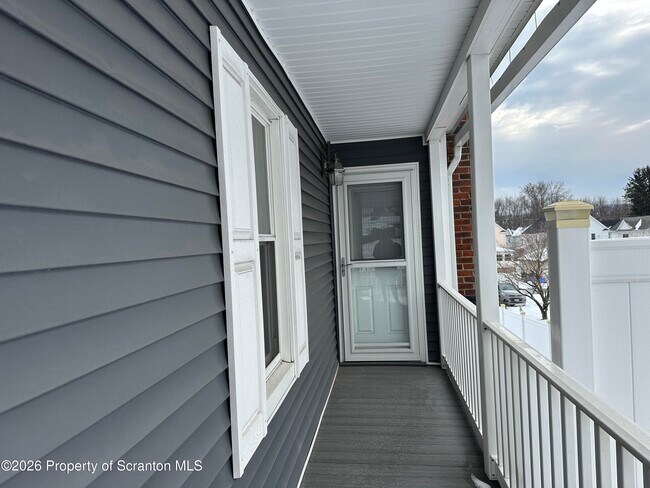 Building Photo - 546 Main St