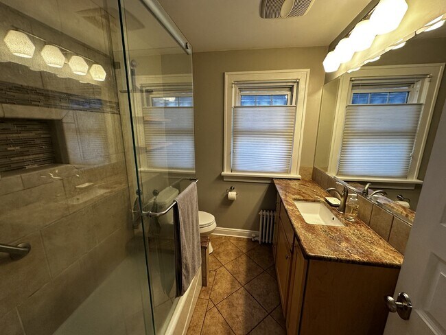 Building Photo - AVAILABLE NOW! "Charming 3-Bedroom Oasis with 2 Full Baths in the Sunset Neighborhood!"
