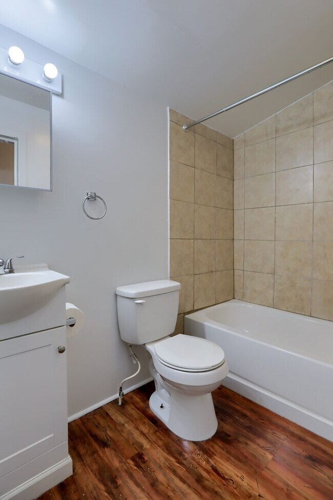 Building Photo - Available Now! 2 Bedroom House with Parkin...