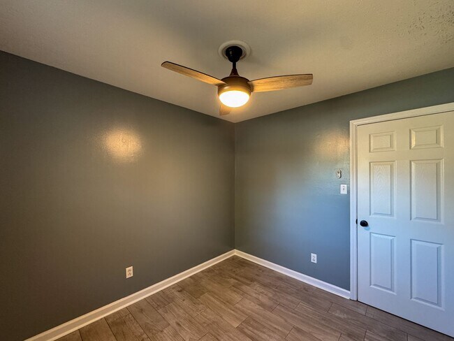 Building Photo - Charming 3 Bed 1.5 Bath Home with Flex Room