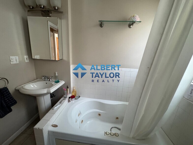 Building Photo - 68 Calumet St