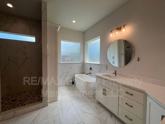 Building Photo - 440 St Claire Dr