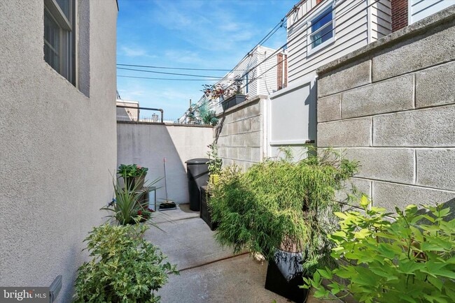 Building Photo - 2423 S Bancroft St