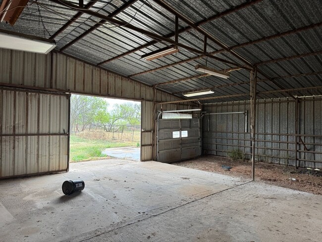 Building Photo - 5 Bed 2 Bath Home w/ 6.14 Acres In Iowa Park ISD.