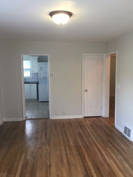 Building Photo - 2581 E Lambourne Ave