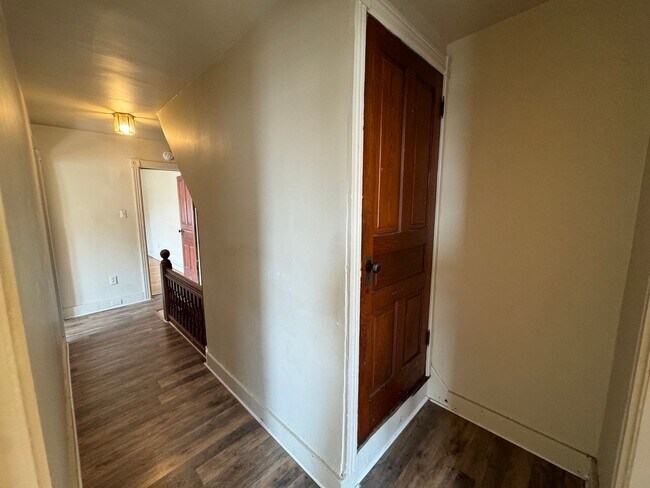 Building Photo - THREE BEDROOM/ONE BATH TWIN