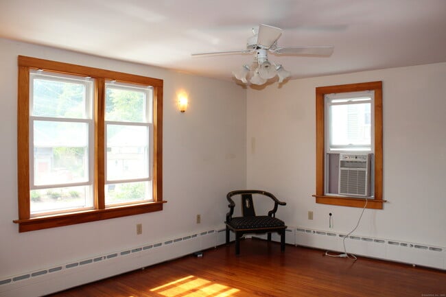 Building Photo - 126 Chestnut St