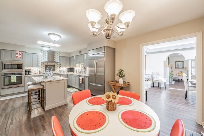 Building Photo - Spacious 3 Bed, 2 Bath Duplex in the Heart...