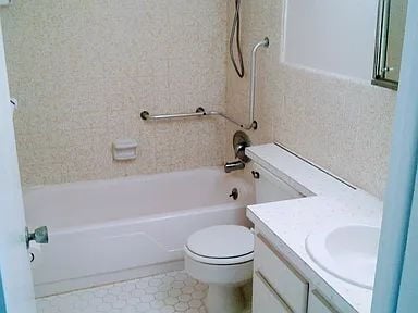 Building Photo - 1/2  Duplex - Large two bedroom with W/D hook up, Seminole FL