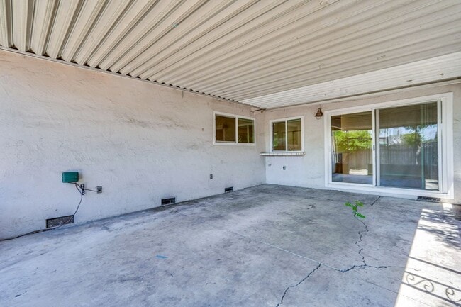 Building Photo - Spacious 3 Bedroom 2 Bath Home with 2 Car Garage and Central Air Conditioning