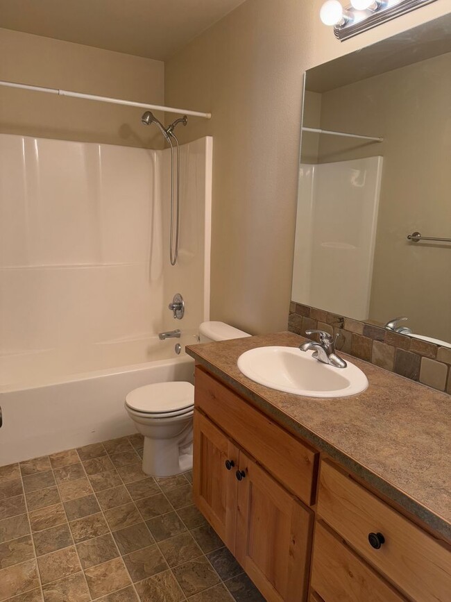 Building Photo - Wonderful 3 Bed/2.5 Bath Home in NE Bend -...