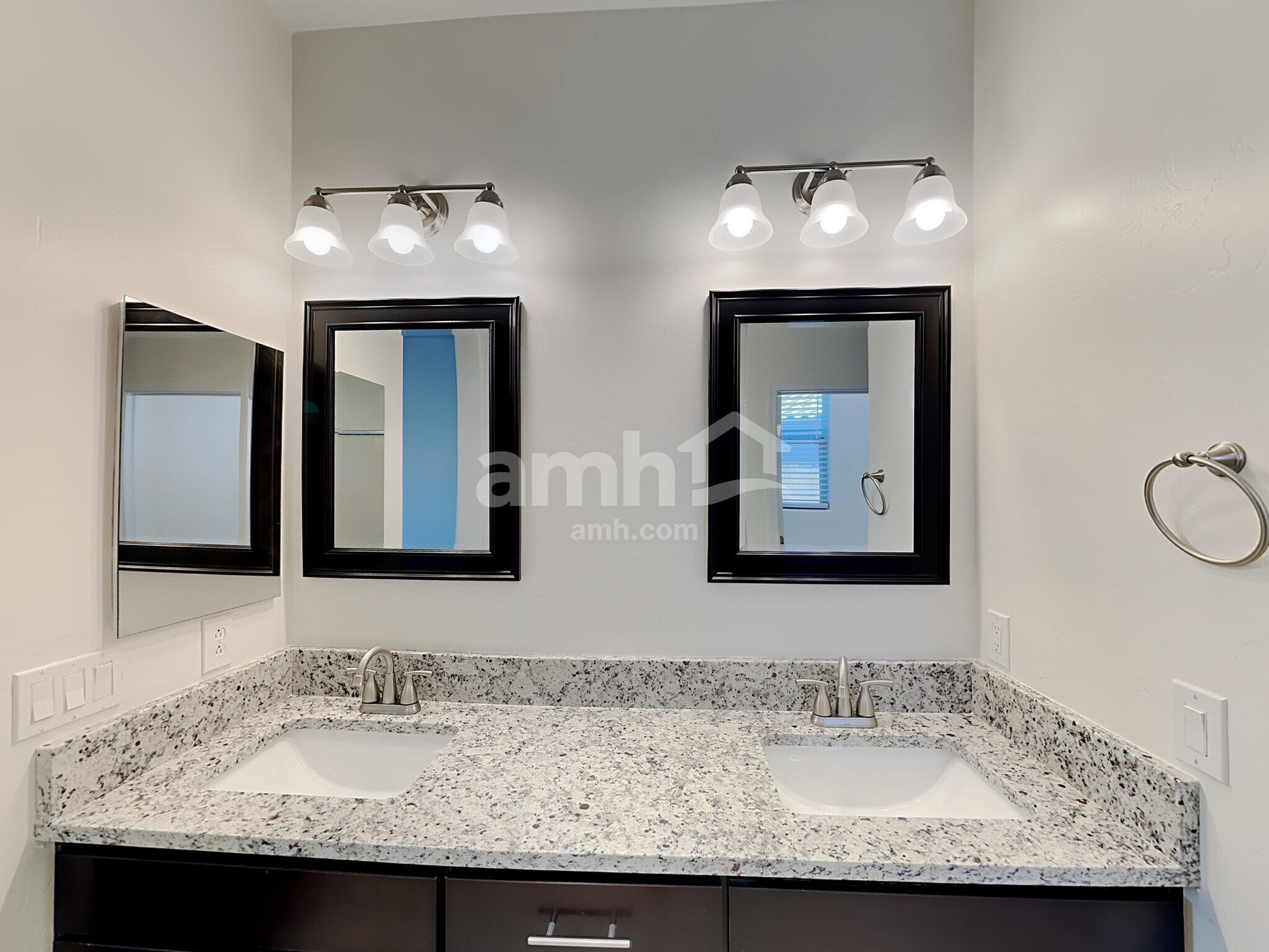 Building Photo - 10824 N Avenida Vallejo