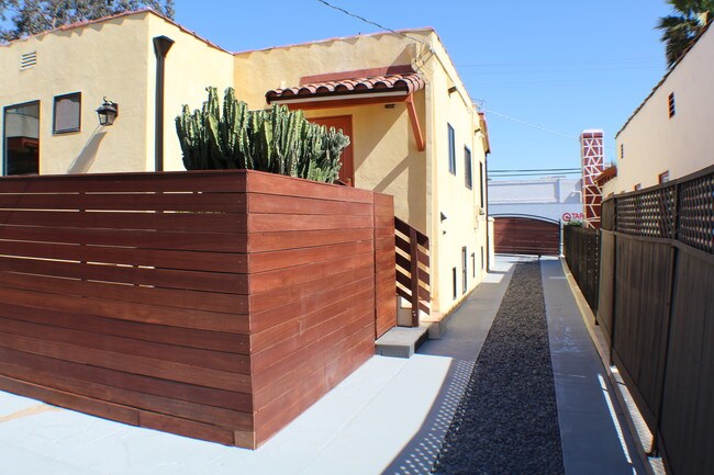 Building Photo - 3827 W Ave 42