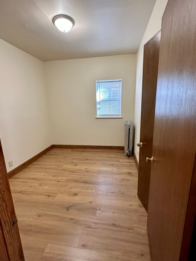 Building Photo - 857 W Lawrence Ave