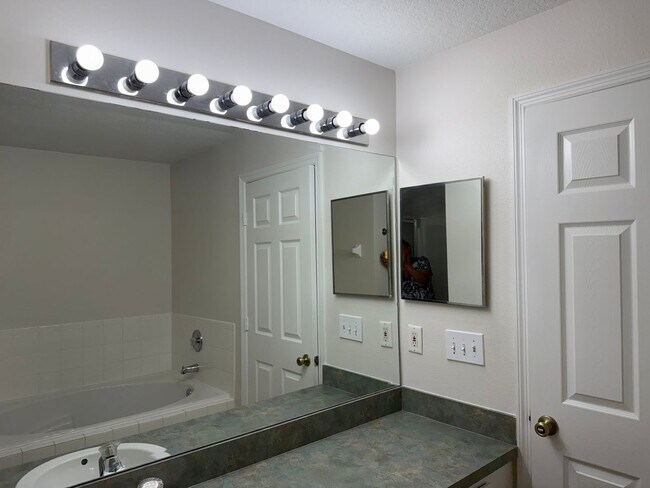 Building Photo - Spacious 4 bedroom home in Lake Mary
