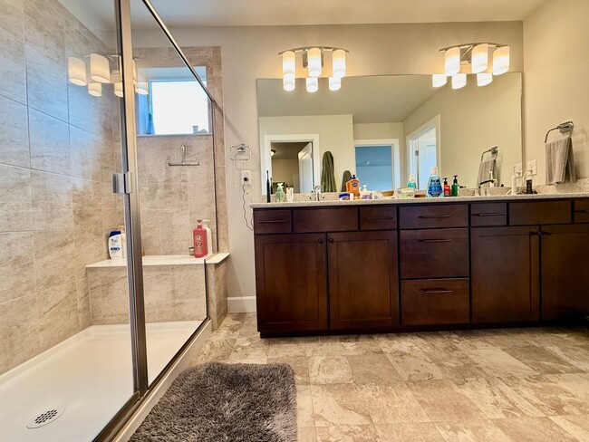 Building Photo - Beautiful Modern 3-Bedroom, 2.5 bath Townh...