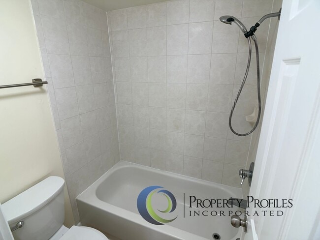 Building Photo - Hale Kulanui Condo - 1 bedroom, 1 bath unit with 1 assigned parking