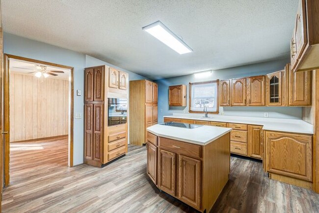 Building Photo - Colfax - Charming house with new flooring,...