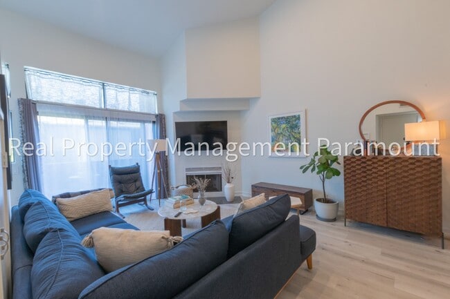 Building Photo - Spectacular 2 Bedroom, 2 Bath Condo with L...