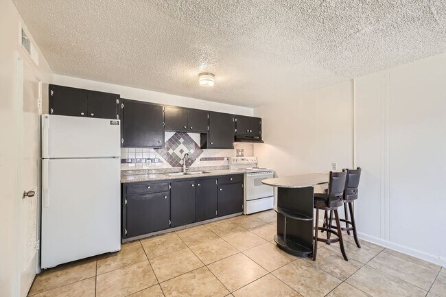 Building Photo - 1 Bedroom 1 Bathroom Condo Minutes from Th...