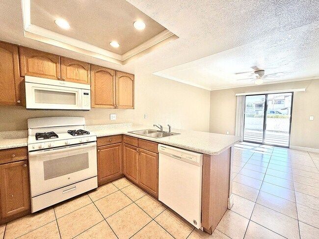 Building Photo - AVAILABLE NOW!! 3 Bedroom / 2 Bathroom Townhouse with pool in Cathedral City
