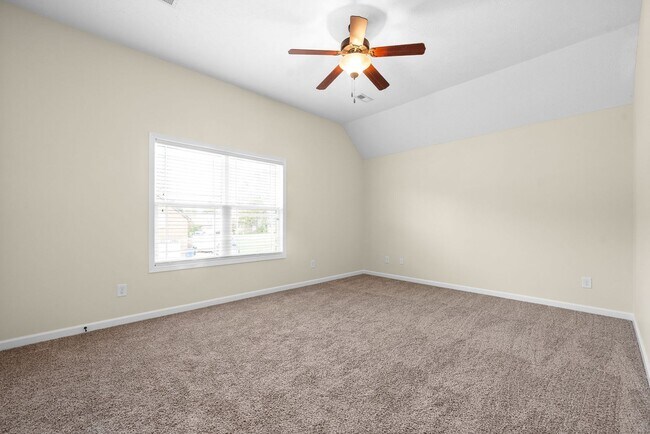 Building Photo - Pet Friendly Four Bedroom with Bonus!