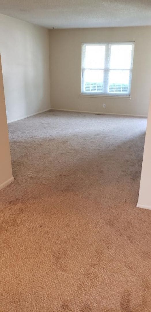 Building Photo - 2 Bedroom Ranch Style End Unit Condo
