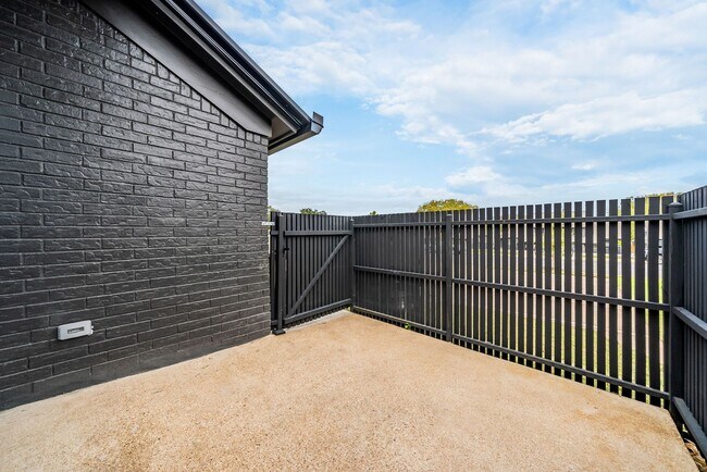 Building Photo - Stunning 2 bed / 2 bath condo in North Austin