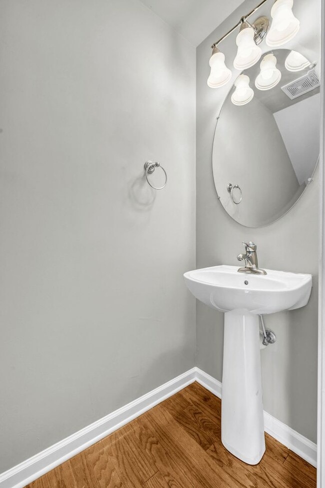 Building Photo - SPACIOUS 3 BEDROOM TOWNHOME