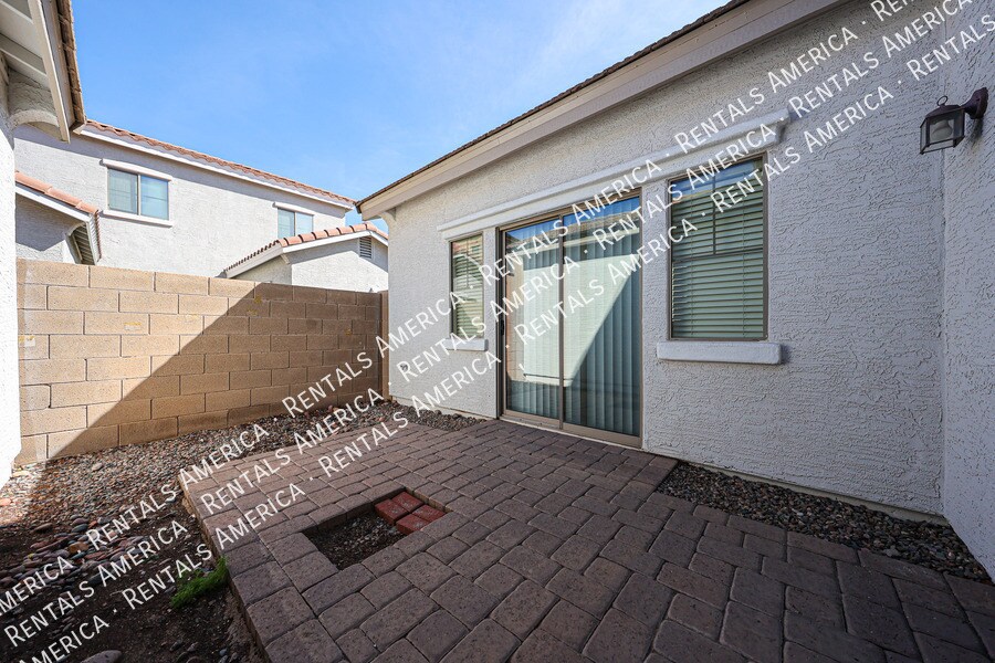 Building Photo - 4714 E Laurel Ave