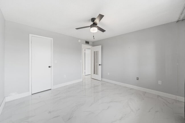 Building Photo - 1502 S Lakeside Dr