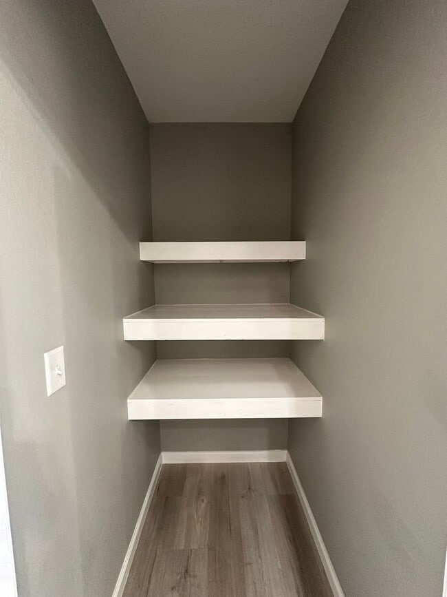 Building Photo - 3 Bed 2 Bath Brick Home with Fenced in Backyard