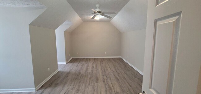 Building Photo - Beautiful 3 Bedroom home w/BONUS ROOM!!