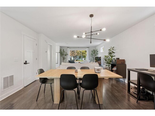 Building Photo - 2084 Reaney Ave E