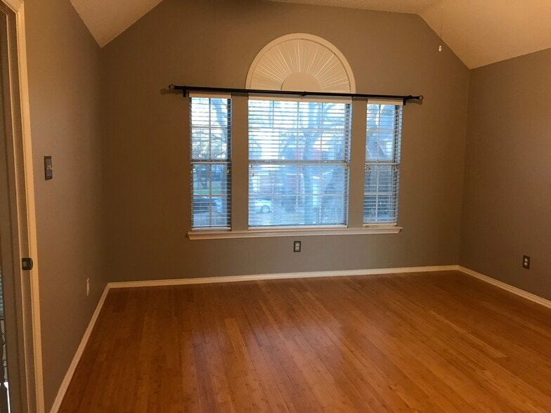 Building Photo - 1761 Meyerwood Ln S